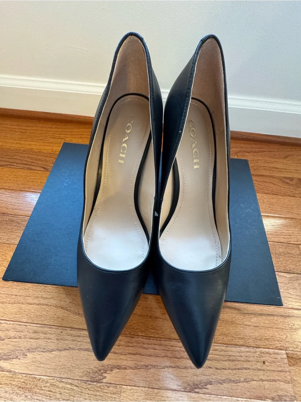 Coach Wiley Leather Pump Black Gold Hardware Heel Size 9.5 B Box Included